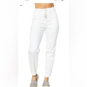 NWT JUDY BLUE JOGGERS IN ECRU. Cute Jeans  with Stretch. Size. 5/27.